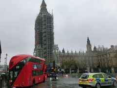 ビッグベンは工事中。
スリムなタワーが、この日はおデブ。