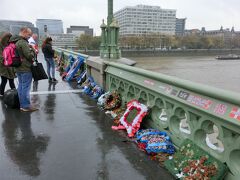 2017年3月22日のテロで犠牲になった人たちに、花などがささげられていた。
あれから8ヶ月・・・。
あの時の光景を思い出し、ちょっぴり緊張しながらやって来た、この橋。

