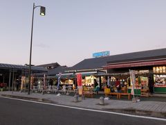 おやつ替わりのうどんに満足しながら、本日の宿に移動します。

移動の車窓からの景色を眺めていたＭｙ母が、山の多い風景を見て、
「でいたらボッチがドロンコ玉を落としてできたみたいな形の山がたくさんあるねぇ」
って言ってました。

高松自動車道から松山自動車道に入り、途中、石鎚山ＳＡでちょっと休憩。

