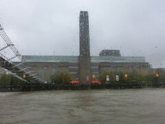 2000年6月10日に開通したものの、大きな横揺れの発生により2日後に閉鎖されたという、いわく付きのミレニアムブリッジ。

細長い建物は、美術館であるテートモダン。
1981年までバンクサイドという名の発電所だった。

この頃から雨が強くなる。

