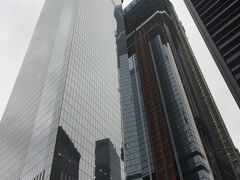 外に出て見上げると、そこには、超高層ビルが雨空を突き抜けんばかりにそびえ立っていた。

１ワールドトレードセンター。

2014年に開業したばかりの世界で6番目の高さ541.3mの超高層ビル。