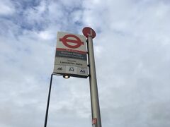 8:00 ホテルをチェックアウト。パディントン駅に向かいます。

早めに駅に着いたけど、ルートン空港へのバス乗り場が分からん！？

駅員さんに教えてもらい、道行く人にも助けてもらい、ようやくバス停を発見。