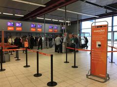 9:50 予定通りにルートン空港に到着。
スーツケースを預けて荷物検査へ。