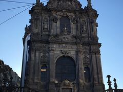 ホテルで少しゆっくりした後は、夕暮れのポルトの街を散策です。

まずは、クレリゴス教会へ。