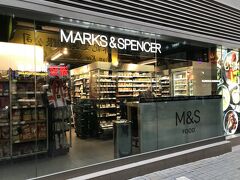 ネイザンロードの方へ出ると、イギリスのスーパー「マークス＆スペンサー」がありました。
翌週のロンドン旅行の下見も兼ねて、香港で行ってみたかったお店のひとつでした。
香港は、元イギリス領のせいか、市内で結構店舗を見かけました。