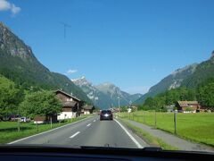 6月2日
この日は、グリンデルワルドからベルンに向かうが、せっかくの車での旅行なので、どうしてもフルカ峠に行ってみたかった。車酔いが心配な両親は、先にインターラーケンからベルンへ電車で向かい、我々はグリンデルワルドからフルカ峠まで行った後に、取って返してベルンに向かう。ベルンに昼過ぎに到着するために、グリンデルワルドを8時ごろ出発した。

グリンデルワルドからは、インターラーケンに出て高速道路を使うのが普通だと思うが、直接山を越えてマイリンゲンまで抜ける道があると聞き、そこを目指すべく逆に山を登って行った。ところが、この峠道は路線バスか地元の人の車以外は立ち入り禁止ということで、諦めざるを得ず1時間ほどのタイムロスとなる。