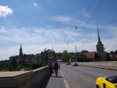 街の東に架かるニーデック橋