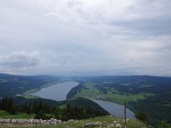 頂上からはドイツの国境がすぐそこにある。

夕食はも友人宅でご馳走になり、スイスの家庭料理と和食の両方でとてもおいしかった。この日のホテルは、ラ・サラから車で20分くらい南のローザンヌの町はずれのホテル。イビスは大規模チェーン展開しているホテルグループで、この後もたびたびお世話になった。