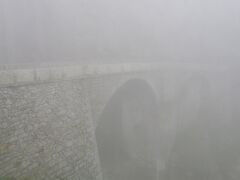 ゴッタルド峠の悪魔の橋。狼の口 ～ヴォルフスムント～という漫画を読んで、この旅行ではどうしてもこの橋とこの場所を見たかった。昔、イタリアとスイスの国境だった場所。多くの血が流れた。この日は、あいにくの霧でほとんど前が見えず。

なお、橋の場所は特に大きな看板が出ているわけでもなく、普通に走っていたら見逃してしまう。私は、1回通り過ぎゴッタルド峠を越えてから行き過ぎていることに気が付き、慌ててUターンした。Google mapでは、Devil's Bridge, Gotthardstrasse, Andermatt, Switzerlandと検索すると見つけられると思う。