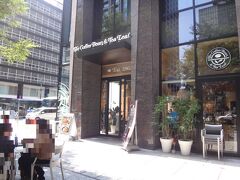 東京・日本橋【The Coffee Bean & Tea Leaf】日本橋一丁目店

2015年5月26日に日本初上陸の1店舗目としてオープンした
米国・LA発のスペシャルティコーヒーチェーン【ザ・コーヒービーン＆
ティーリーフ】の写真。

ブログに何度も登場している大好きなカフェ。
悲しいことにどんどん店舗は縮小され、2017年11月現在、
関東エリアでは東京都の「日本橋一丁目店」、埼玉県の
「イオンレイクタウンkaze店」の2店舗のみになってしまいました。

http://www.coffeebean.co.jp/