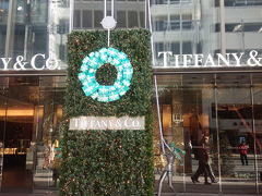 さて、銀座の街並みもクリスマス色です。
TIFFANYも忙しい時期になってきましたねぇ。店内も混んでいました。