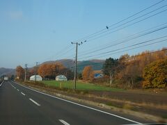 2017/11/7（火）

この日は雲一つない快晴～！！
函館までは長距離ドライブとなるので晴れてるとテンションが上がりますね(＾◇＾)

朝5時頃出発の予定だったのですが、ちょっと寝坊して
千歳を出たのが７時頃となってしまいました♪

節約の為、朝ごはんは家で作ってきたおにぎりを車内ですませます＾＾