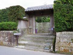 「平山亮一庭園」。これまでは石を使った庭園でしたが、ここは植栽だけの庭です。
