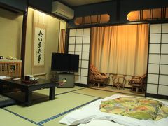 初日は富山城、高岡城、七尾城、金沢城を巡り、18：30頃今宵の宿である山中温泉の「お祝いの宿　月物語」に到着。
10畳の和室でした。
