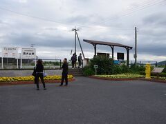 西大山駅の前には、きちんと整備された駐車場があります。
そして、夕方の遅い時間にも関わらず、観光客の姿がかなりあります。
