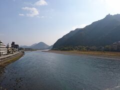 長良川
夏は鵜飼い船でいっぱい！
右の金華山山頂には岐阜城
