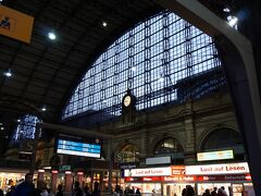 中央駅地下ホームから、コンコースに上がってきました。