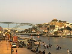 夕暮れの景色を見に、川の方まで歩いてみました。
川沿いにはレストランがたくさんあって賑わっています。