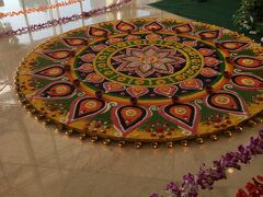 少し休んでからペトロナスツインタワーツアーに参加するため
スリアKLCCへ
ちょうどディワリ（ヒンドゥー教の新年のお祭り）だったので
色を付けたお米のアートが！
美しいです