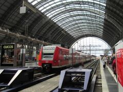 フランクフルト中央駅（Frankfurt Hbf）に到着。行止り式の駅でした。