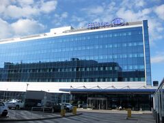 ヒルトンヘルシンキエアポート

空港から５分の便利なところでした。
空港からの通路にはずっと屋根があるので雨が降っても雪が降っても濡れる心配はありません。
一ヶ所段差がありますがエレベーターがあるので荷物が有ってもらくちんです。