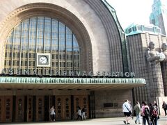 バスターミナルはヘルシンキ駅のすぐ左に到着です。