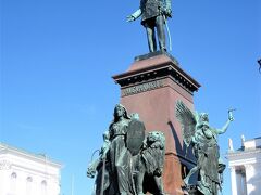 ヘルシンキ大聖堂の前は元老院広場。
ロシア皇帝アレクサンドル二世の銅像。

ロシアの皇帝の銅像がなぜここに？
アレクサンドル二世はフィンランドが帝政ロシア領だった時のフィンランド大公でフィンランドに対して寛容な治世を行った。
これに感謝して銅像が建てられたそうです。