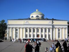 元老院広場

大聖堂から見て左には州政府。