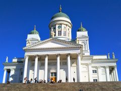 ヘルシンキ大聖堂

おー、青空に白が映えます。
大聖堂はプロテスタント、ルーテル派の教会で１８５２年の建立。
