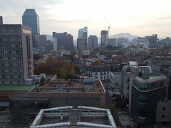 部屋から見える景色は江南駅が右奥方面にある街中です。