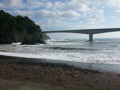 やむを得ず、もうひとつの候補だった《岩海水浴場》に来ました。湯河原海水浴場から小田原方面へ車で10分ほど戻ったところにあります。

事前に調べたところでは、入り江にある波の穏やかな、小さい子供がいる家族向けの海水浴場、ということだったので一縷の望みを託し訪れましたが、写真のとおり荒れています。岩場に波が打ちつけられる様子は、まるで東映のオープニング。

結局、楽しみにしていた海水浴は諦めることにしました(残念．．．)。