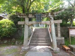 食後に再び散策します。温泉神社という神社がありました。お参りをしてきました。