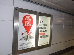 地下鉄の駅には熱帯らしい広告が。