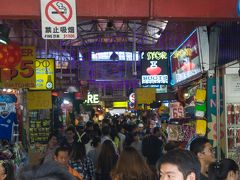 ブギスの街にある商店街、大阪の天満駅前みたいな、ディープなにおいしかしない…