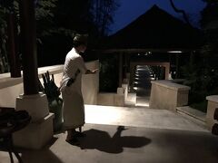 本日から3泊する Four Seasons Resort Bali at Sayan に到着しました。
数年前から、いつかは宿泊したいと夢見ていたホテルです。
車から降り立つと、スタッフから盛大な歓迎を受け、耳にはプルメリアの花びらを差し、腰には鮮やかな色のスレンダンを巻いてくれ、木槌で木工の楽器？を鳴らして到着したことをアピールします。
その歓待に感激しながら、ふと隣を見ると、熟年妻が青い顔をして座り込んでいました。何やら吐き気もするらしい。
これまでの３日間の疲れが一気に出てきたようです。
チェックインも早々に済ませ、今日はディナーもパスして熟年妻を休ませます。
えっ！熟年夫ですか？
この時点では、まだ元気でした。お土産用にスーパーで買ったカップヌードルを夕食にして、備え付けのビンタンビールを３本飲んで就寝。
数年来の夢であったフォーシーズンズサヤンの記念すべき第一夜は、何とも寂しい夜になってしまいましたが、このホテルの素晴らしさは、次の旅行記でご披露したいと思います。