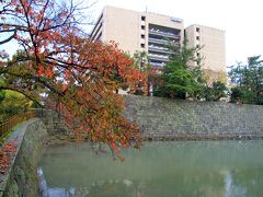 この先に北不明御門があった土橋を渡り福井城址へ。