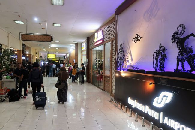 土日ジョグジャカルタ滞在を終えて、あとは日本へ帰るだけ。<br />かなり早くジョグジャカルタの空港に到着してしまって、搭乗までまだ2.5時間ほど。