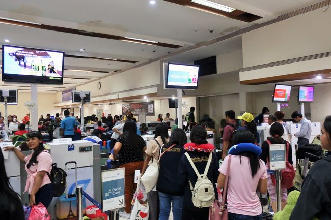 チェックインカウンターはかなり混雑していた。<br />スカイチームはヒラ会員なので、大人しく列に並ぶ。