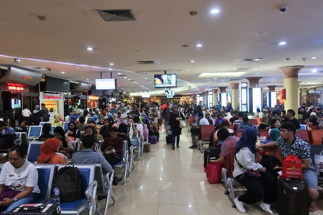 セキュリティチェックを通過して搭乗エリアへ。<br />広さは写真に写っている程度。<br />座る場所も無いほど人で溢れていた。