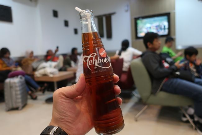 ラウンジ内も激混み・・・<br />独り身だったから、なんとか座る場所は確保出来たけど、家族連れは右往左往してたな。。。<br />ミール類はナシゴレン、チキン、ベジ。<br />アルコールはさすがに無かったのでインドネシアでよく見かける瓶入りティーで我慢。