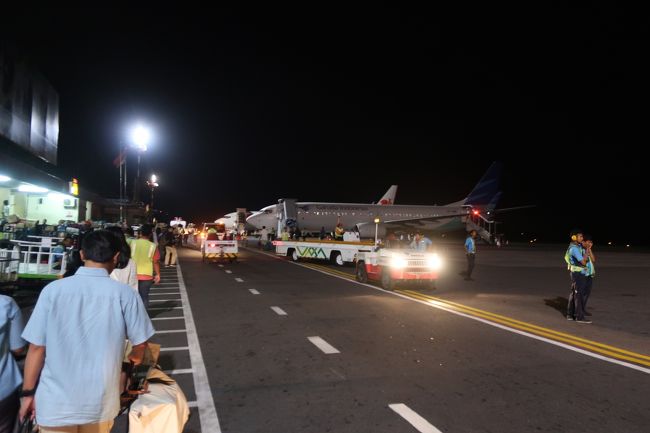 ジョグジャカルタの空港は全て沖止めなので、各自徒歩で機内へ向かいます。