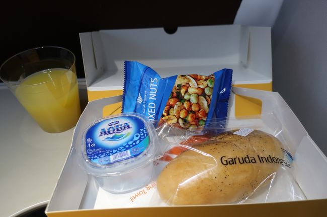 フライトは1時間ちょっと。<br />ちゃんとドリンクと軽食のサービスがあるのは素晴らしい。<br />パンはツナパンみたいなやつ。これはこの後ホテルで夜食にしました。<br />