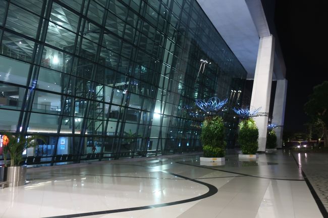 ようやく出口へ。<br />さて、ホテルの迎えが来てくれているはずなんだが・・・<br /><br />・・・見当たらない。<br />電話をかけるもSIMの調子が悪いのか繋がらず。困った。<br /><br />仕方ないので、Uberを呼ぼうとするもの、このエリアではピックアップ出来ないとのエラー。<br />周りにはいっぱい車がうろついてたから、乗車する方法もあるんだろうけど分からず。<br /><br />いっそタクシーを利用しようかと思ったけど、15分の距離に200万ルピー。その後、半分まで値下がりしたけどうーん、高い。<br /><br />出発フロアにインフォメーションがあったのを思い出して、そこでホテルに電話かけて貰った。<br />すると、１階到着フロアで待ってるとの回答。<br />・・・ホントか？？<br />再び到着フロアに戻るもやっぱりそれらしき人はいない。<br />こうなりゃ、もう１回インフォメーションへ・・・<br />と思って歩き出したら、すれ違い様に「Jホテル・・・」と呟く人物が。<br />その人が迎えのドライバーさんでした。<br />お互い、探しあって広い空港を右往左往していた模様。<br /><br />