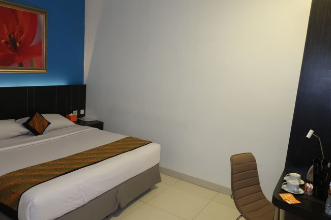 送迎付き、朝食付きで3000円ほど。<br />トランジットならなかなか良いのでは？<br /><br />ただ、見た目ほど設備は新しく無い。<br />排水も弱くて水溜り状態でした。