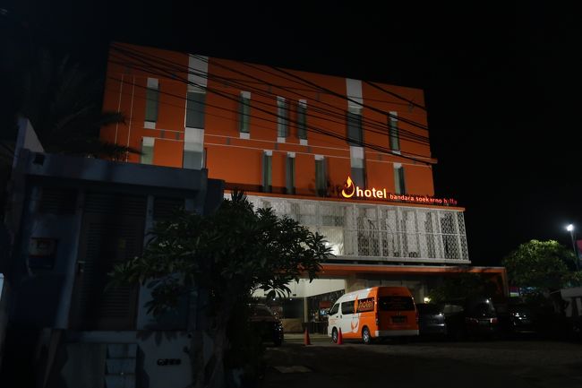 15分ほどでホテルに到着。<br />直線距離だと近いけど、空港周辺は一通が多くてかなり遠回りする。