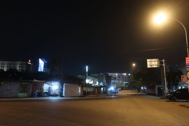 ホテルの周りはコンビニと食堂、屋台も数件あり。<br />お酒はさすがに売って無さそう。<br />もう少し早い時間に到着してたら、ローカルフードでも楽しだろうに。。。