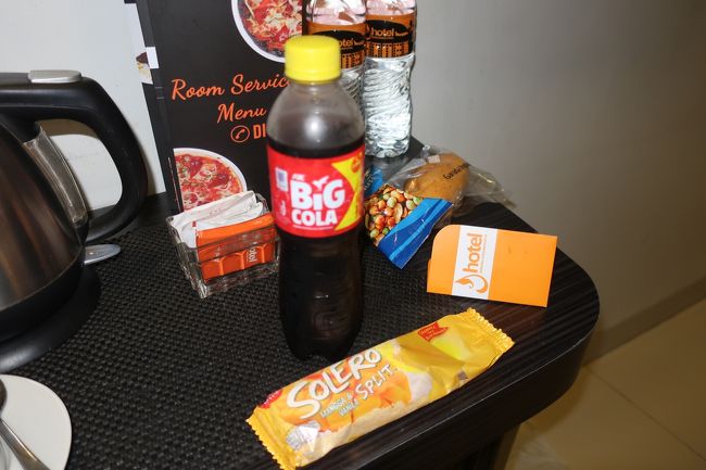 今時間はすでに1:00過ぎ。コンビニで買ったインドネシアアンなコーラとアイスでこの日の締めくくりとなりました。