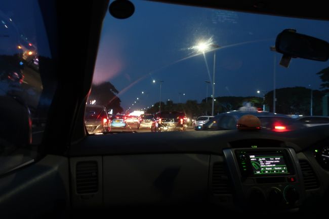 5:00<br />ホテルの送迎車でTerminal2へ。<br />早朝だけど結構車が多い。<br />ターミナルまで20分ほどだけど、余裕をもって出発したほうが良さそうだね。