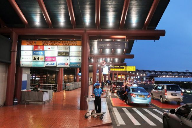 空港を１周するくらい回り込んで、Terminal2に到着。<br />いずれANAもterminsl3にならないのかなぁ。。。