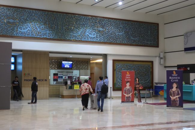 今回、初めてVIP用のイミグレを案内された。<br />ラウンジと直結している専用のイミグレでスタンプ押して貰う。その後3歩進むとそのままラウンジへ。<br />こりゃ便利。空港着いて10分後にはラウンジインです。